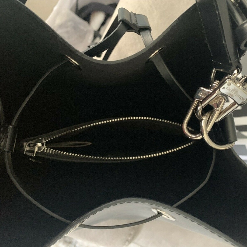 Authentic Neonoe LV Leather Handbag w/ Box - Picture 6 of 7